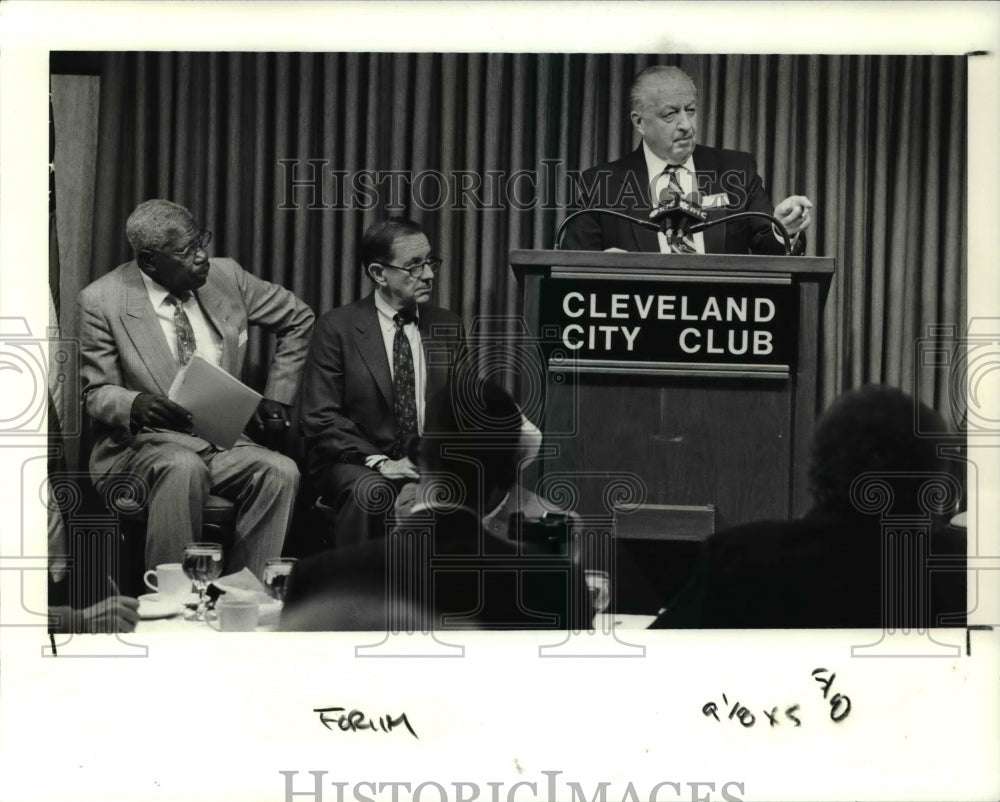 1991 Press Photo Leon Lawrence modertor Larry Robinson and Theodore Sliwa- Historic Images