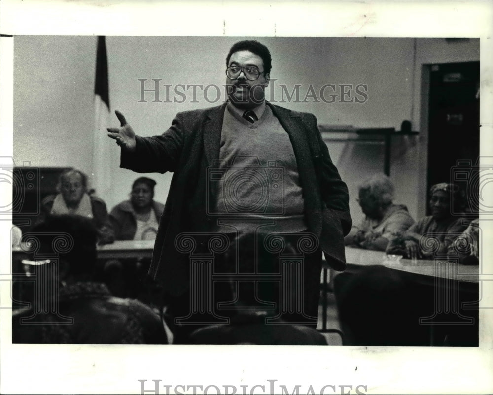 1990 Press Photo Robert Townsend CMHA Chairman Talks to King Kennedy Complex- Historic Images