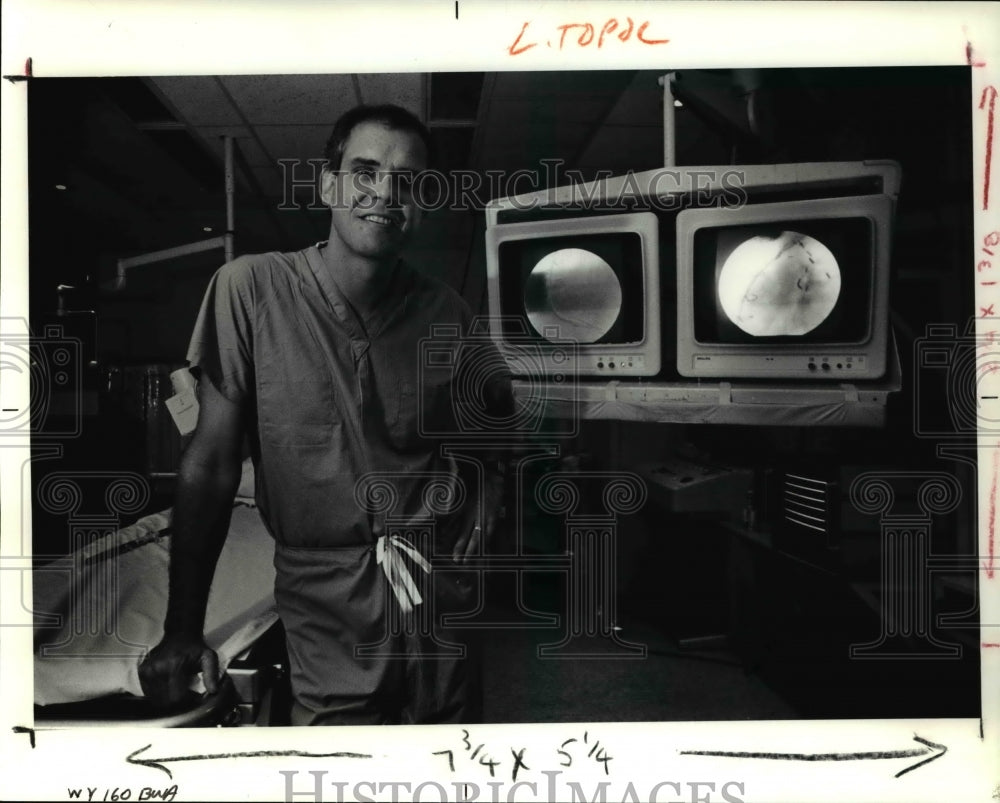 1991 Press Photo Dr. Eric Topol in Cardiac Catherization Lab. - Historic Images