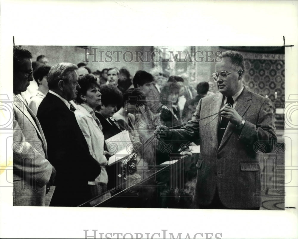 1991 Press Photo Robert Ulman at prayer service at St mary Seminary on Ansel Rd.- Historic Images