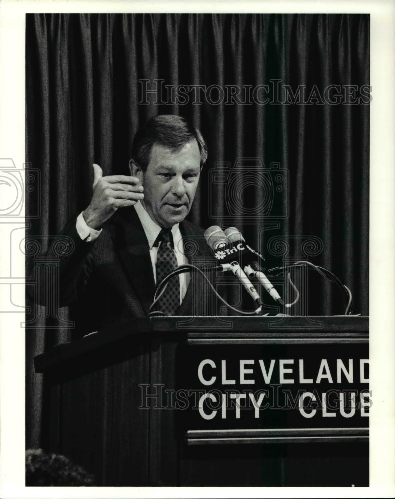 1990 Press Photo Mayor George V. Voinovich At The Women&#39;s City Club- Historic Images