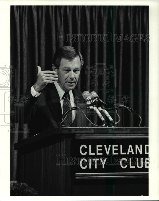 1990 Press Photo Mayor George V. Voinovich At The Women's City Club- Historic Images
