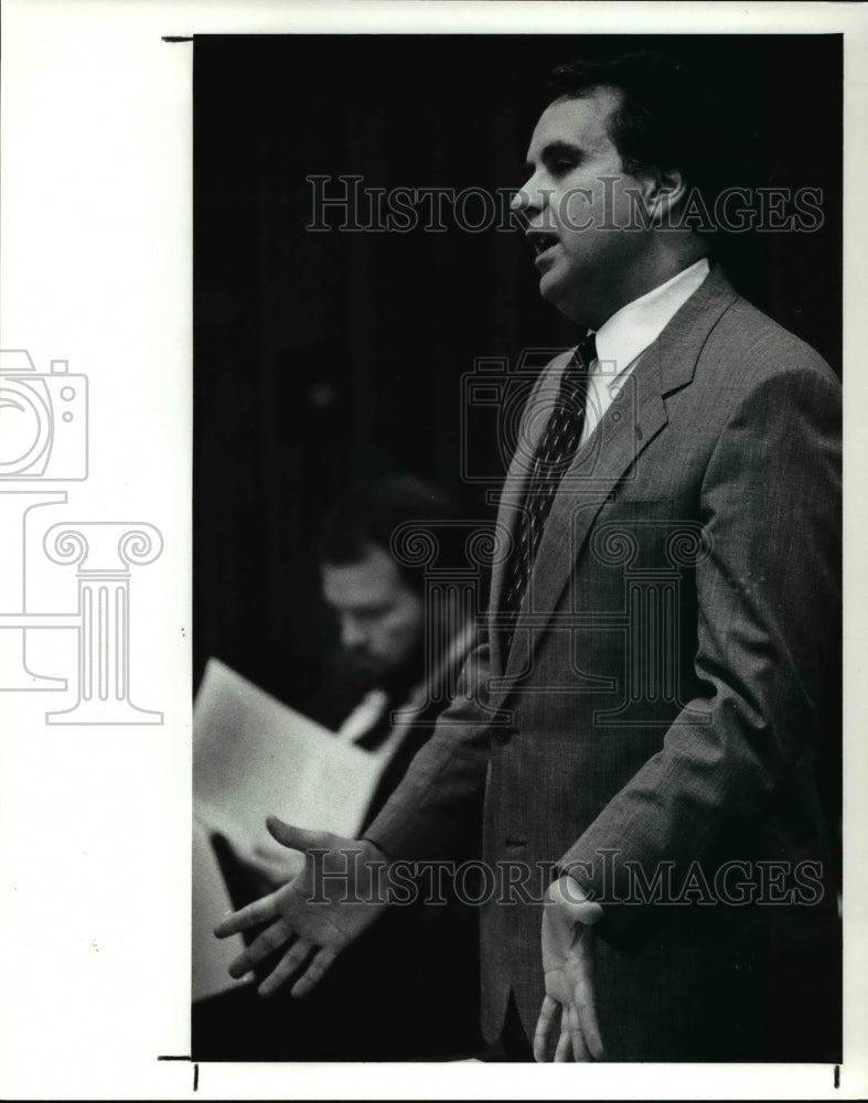 1990 Press Photo GSX Lawyer, Louis E. Tosi at Judge Lillian Greene court room- Historic Images