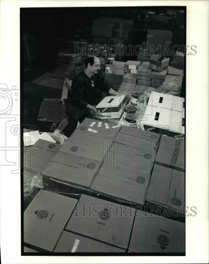 1991 Press Photo Vic Taleff Stock Handler For Cincinnati Schools Food Service- Historic Images