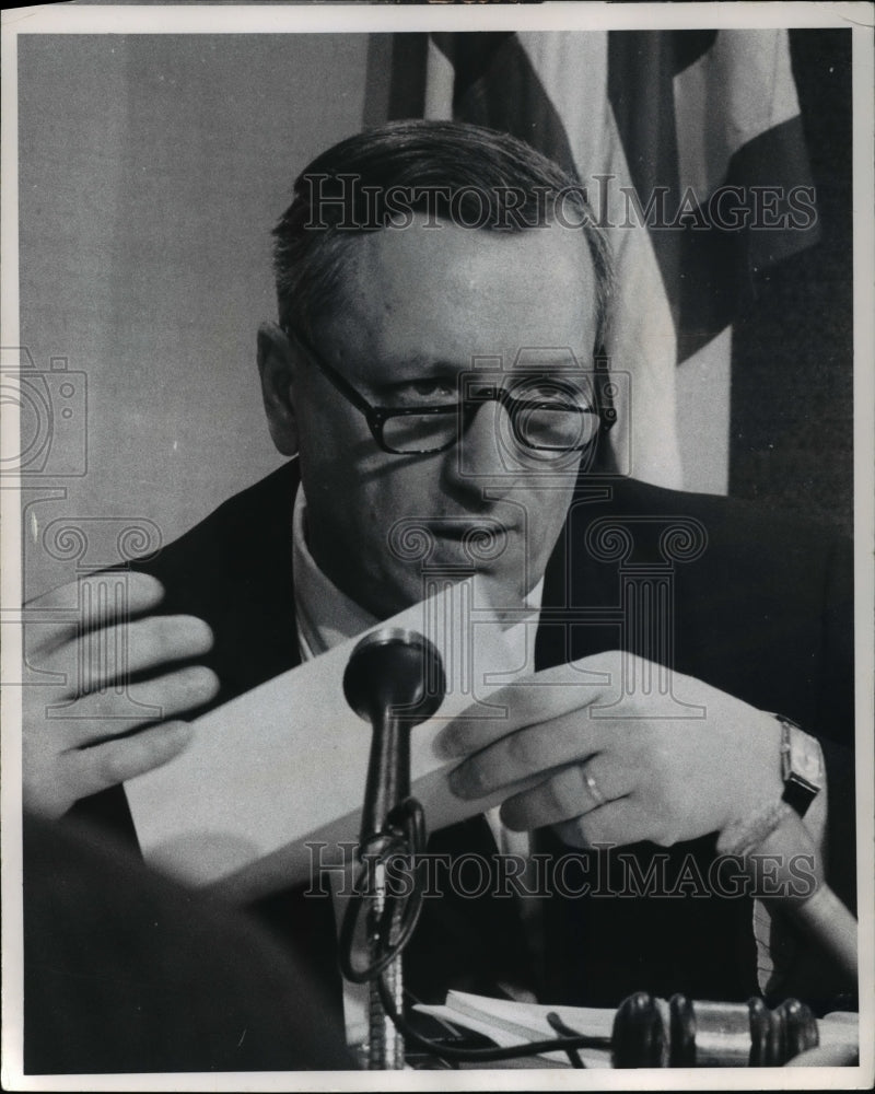 1971 Press Photo Councilman Michael Zone Chairman Of Budget Hearing- Historic Images