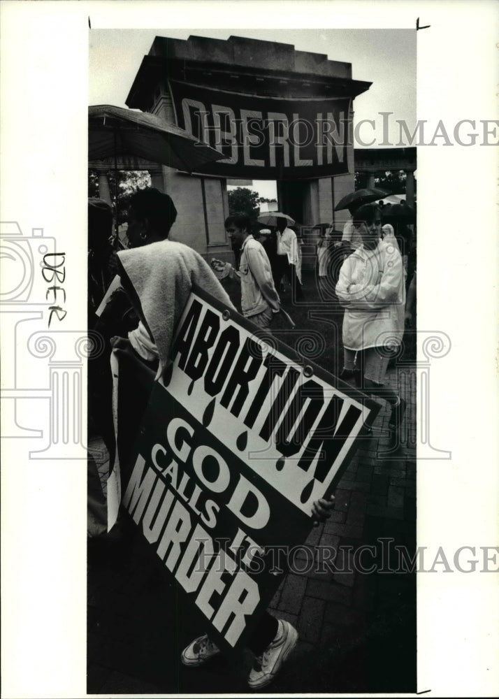 1991 Press Photo Anti Abortion Protestor At Oberlin College Commencement - Historic Images