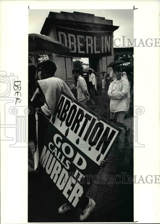 1991 Press Photo Anti Abortion Protestor At Oberlin College Commencement - Historic Images