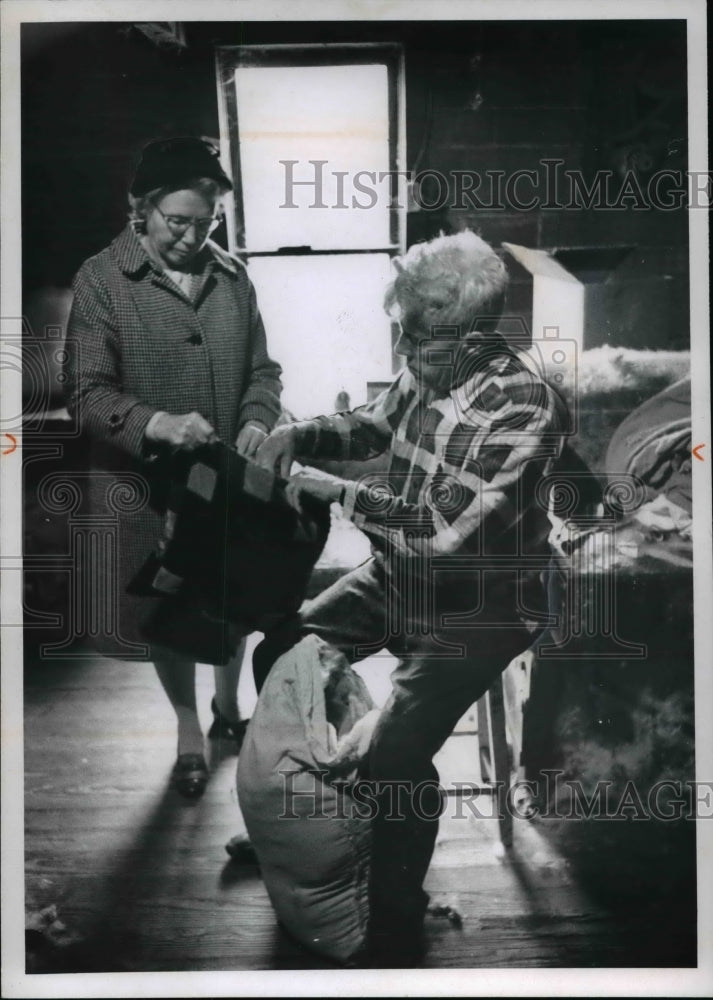 1969 Press Photo Mrs Paul Swingford Holds Open A Pillow- Historic Images