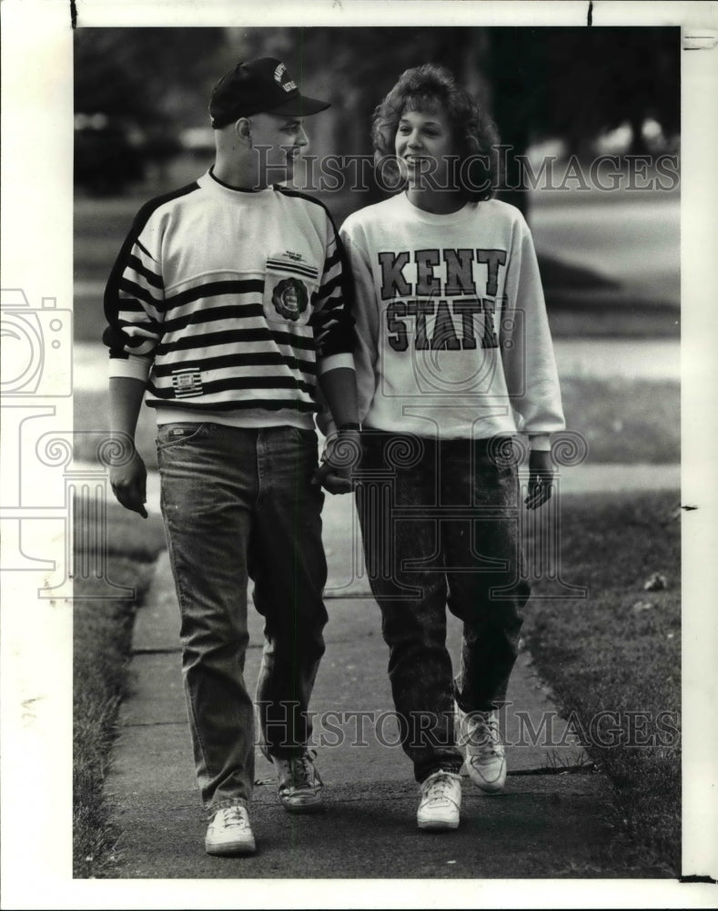 1990 Press Photo David Verderber & Wife Carol Walk Near Elyria Home- Historic Images