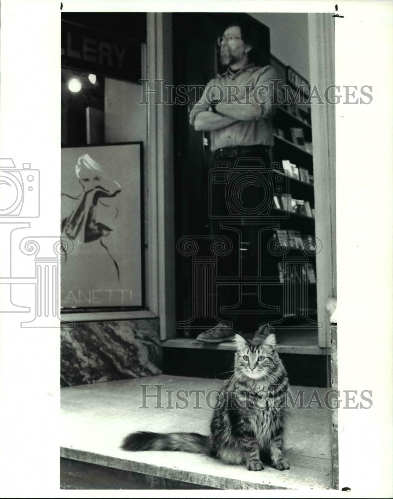 1991 Press Photo Tommy watches out for customers with store owner Robert Wdowiak- Historic Images