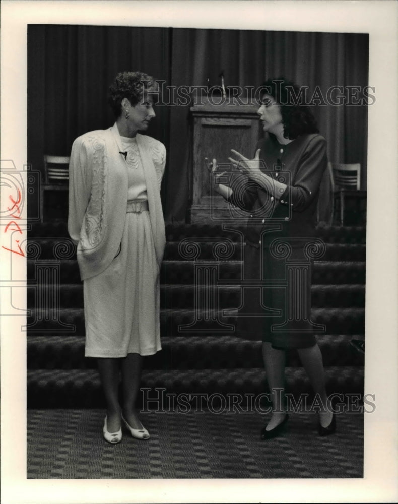 1991 Press Photo Authors Evonne Weinhaus &amp; Karen Friedman Give Workshop- Historic Images