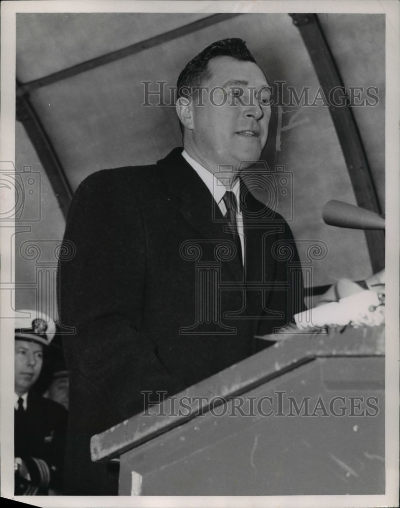 1958 Press Photo Congressman Charles Vanik Speaks On Square For Veterans Day- Historic Images