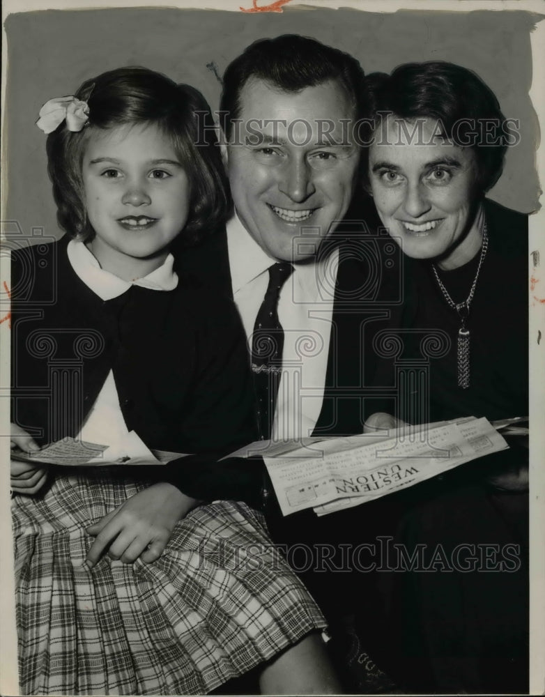 1954 Press Photo Charles Vanik With Wife Betty &amp; Daughter Phyllis- Historic Images