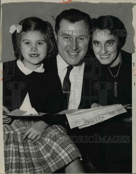1954 Press Photo Charles Vanik With Wife Betty & Daughter Phyllis- Historic Images