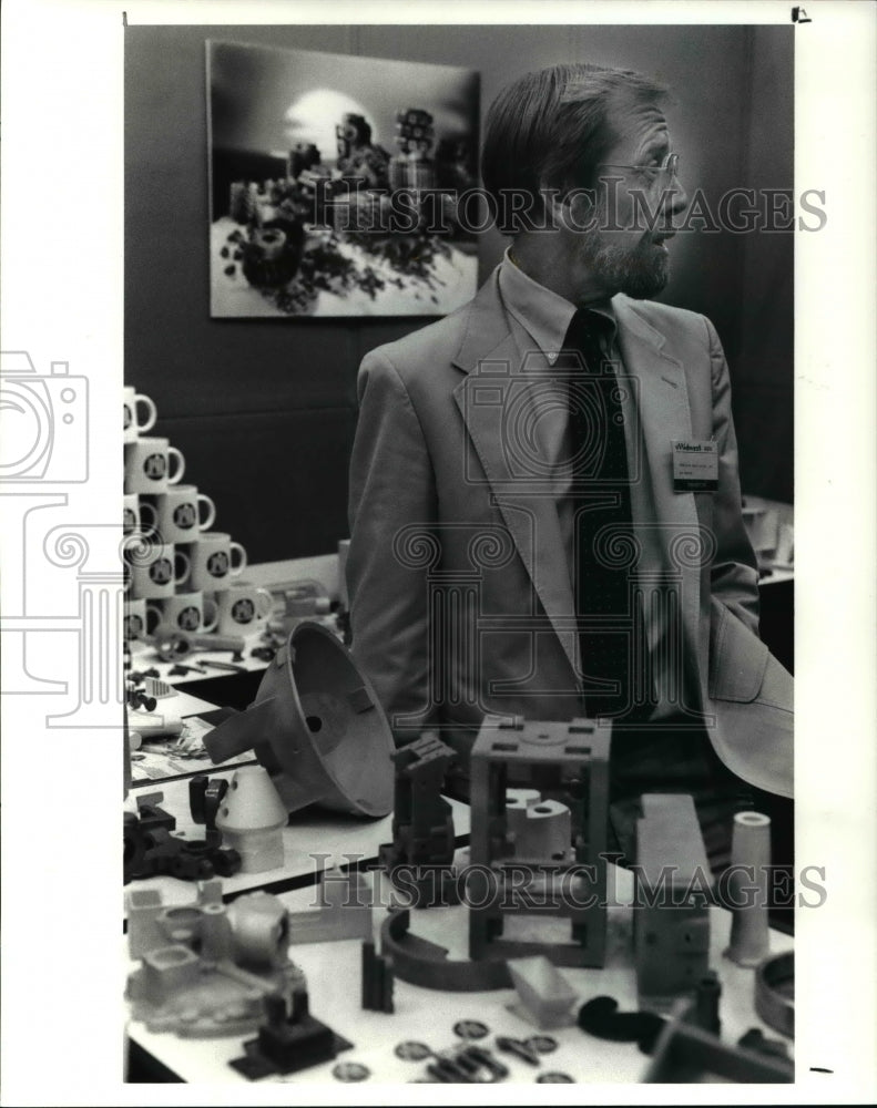 1990 Press Photo Bob Warren Of Precision Metalsmiths At Midwest Industrial Expo- Historic Images