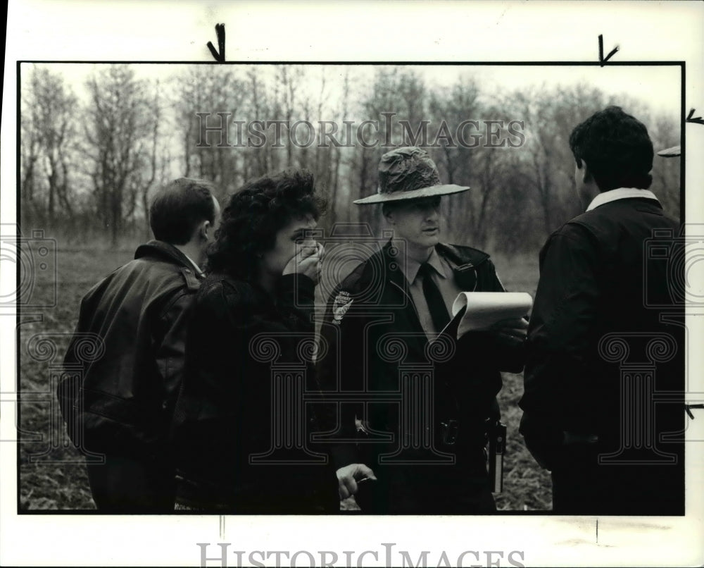 1990 Press Photo Elyria Aviation Manager Denise Crow got news of plane crash- Historic Images