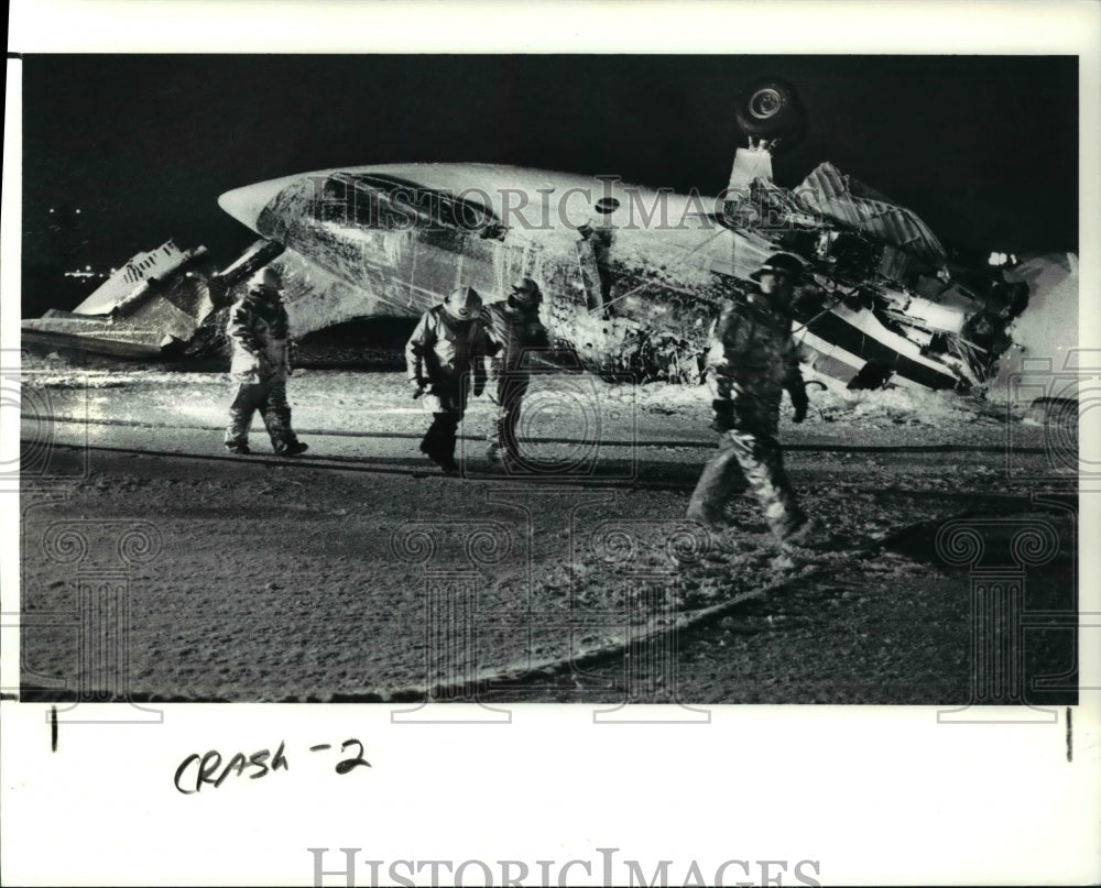 1991 Press Photo Firefighters at wreckage of a DC-9 cargo plane Hopkins Airport- Historic Images