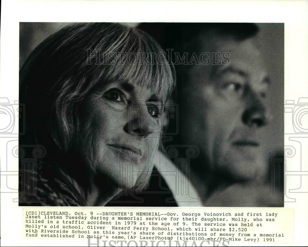 1991 Press Photo Janet and George Voinovich during memorial service of daughter.- Historic Images