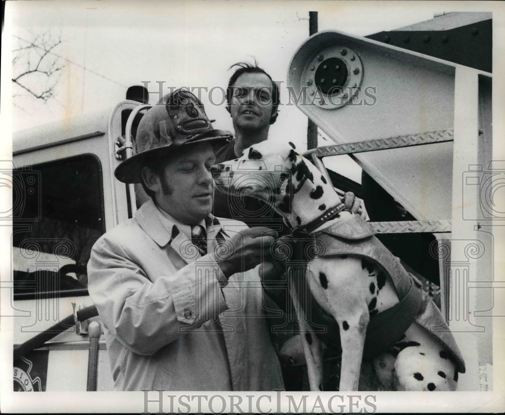 1973 Press Photo Fireman Tom McCarthy and Mascot Snoopy of engine 30- Historic Images