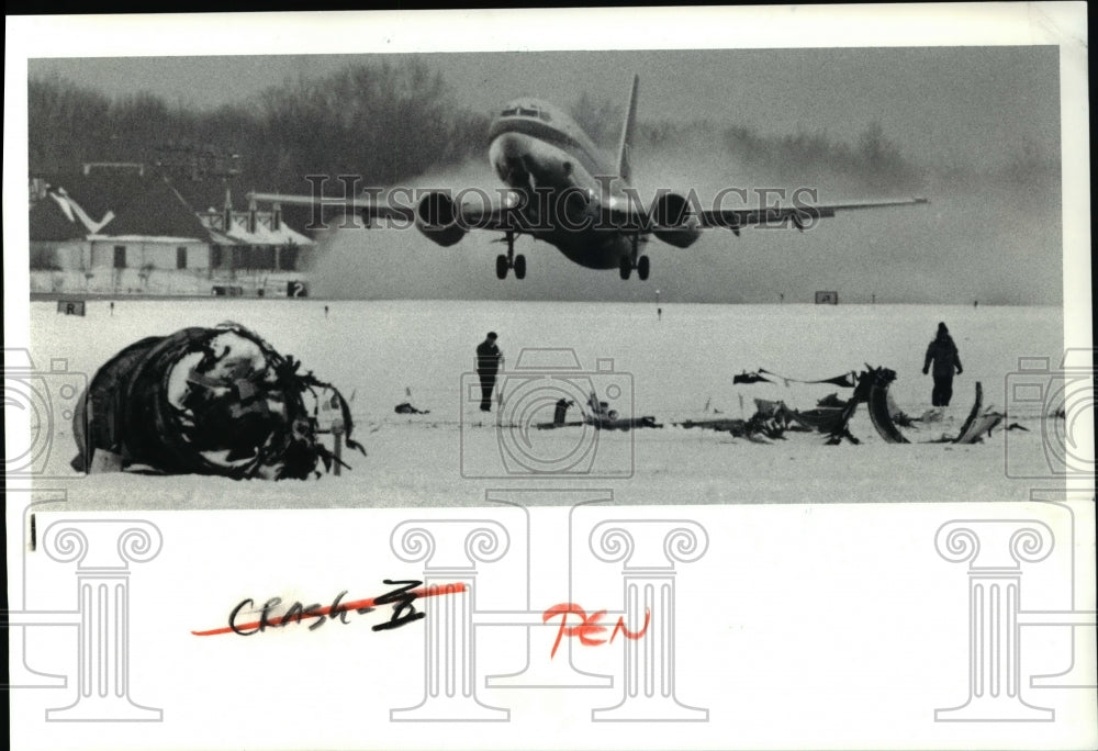 1991 Press Photo Cleveland Hopkins Airport operations amidst DC-9 crash - Historic Images