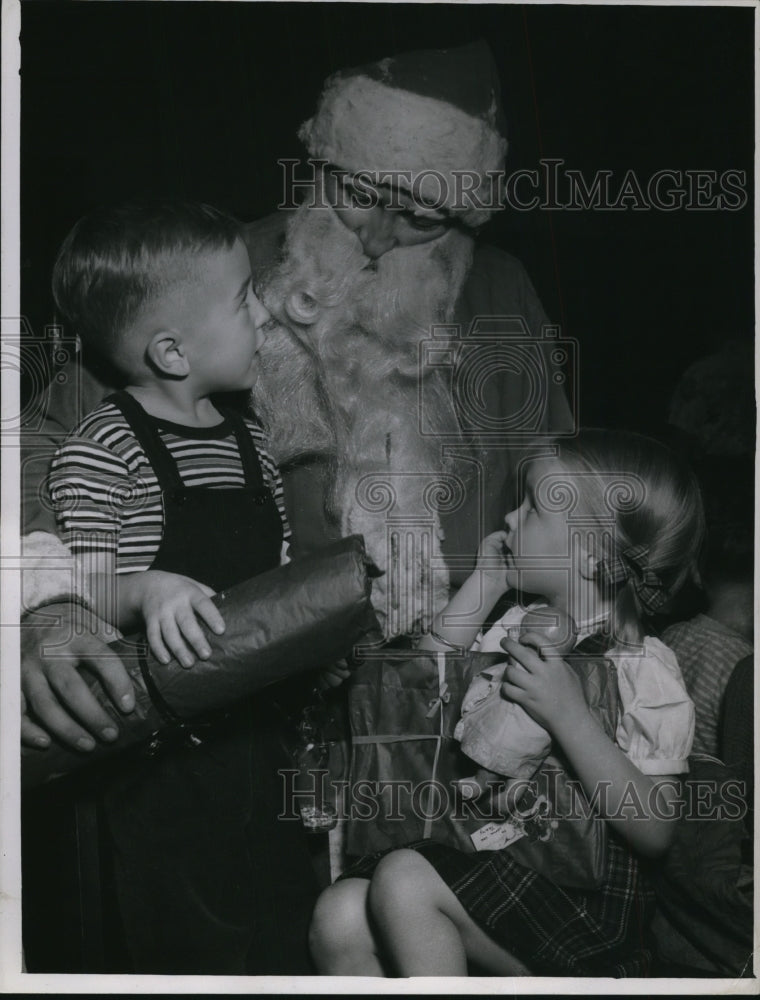 1943 Press Photo Dick Southard and Karen Zahnow with Mr. Santa Claus- Historic Images