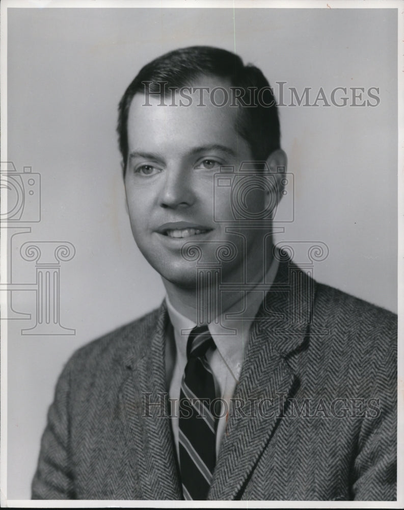 1970 Press Photo Brian Sherwin, Dir Halle Bros. Co.- Historic Images