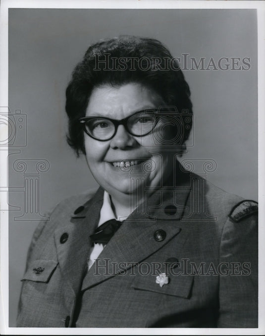 1968 Press Photo Mrs. George Voinovich wears the Girls Scout Thanks Badge- Historic Images