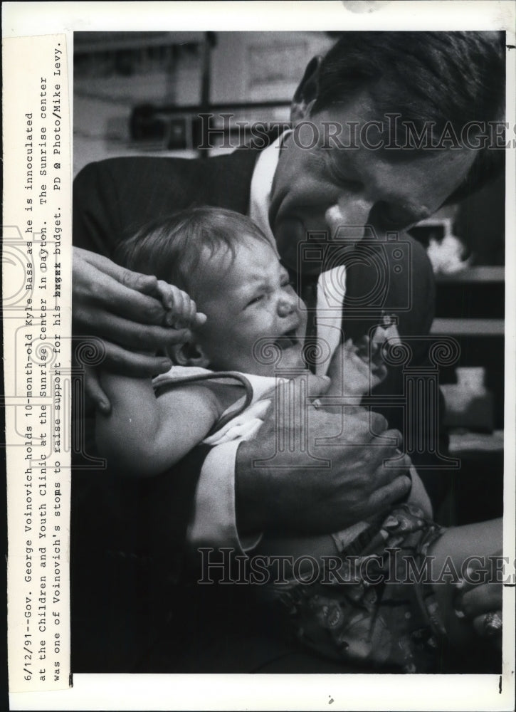 1991 Press Photo Gov. George Voinovich holds 10-month-old Kyle Bass- Historic Images