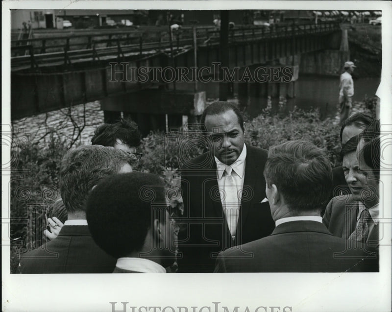 Load image into Gallery viewer, 1971 Press Photo Mayor Carl Stokes - cva48728
