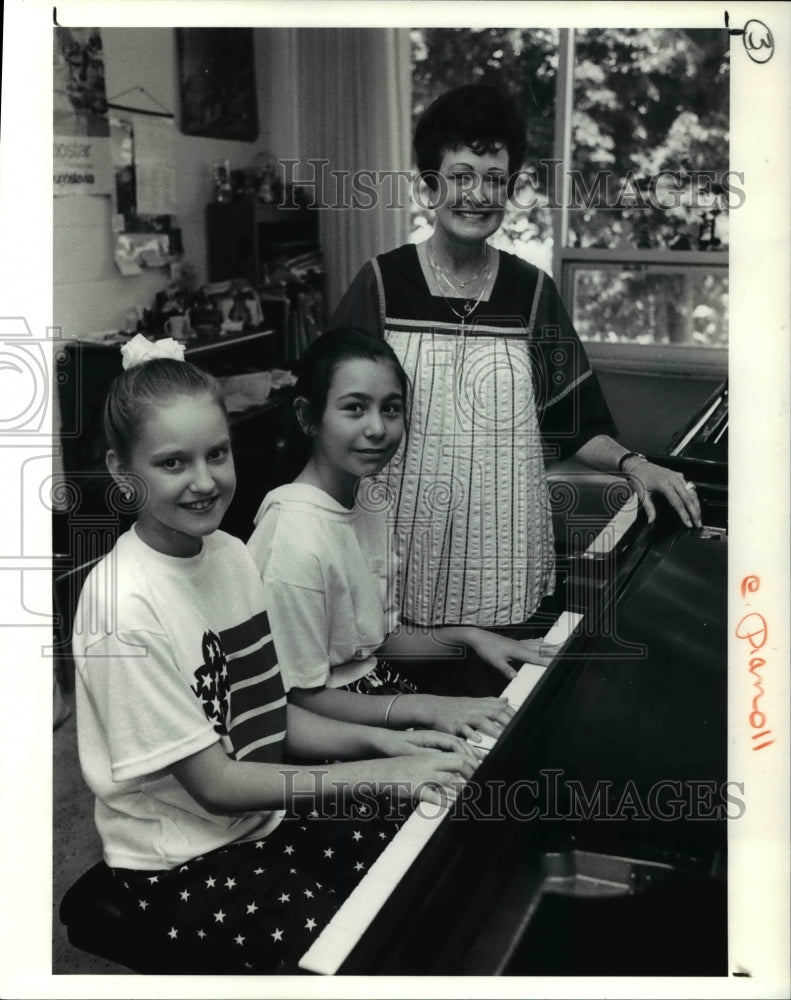 1991 Press Photo Amy McCoy, Aysegul Ozsoyoglu, Betty Zimmer at Kamp  Kavier- Historic Images