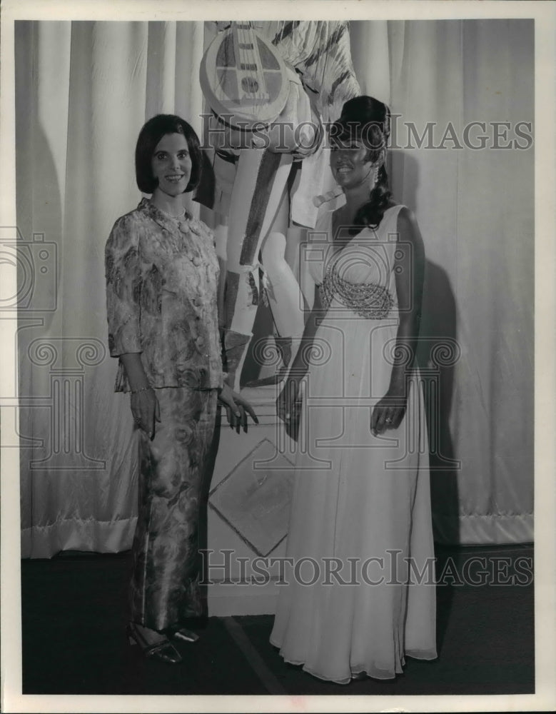 1968 Press Photo Mrs Kenneth Zeisler and Mrs Bert L. Wolstein, Opera Opening- Historic Images