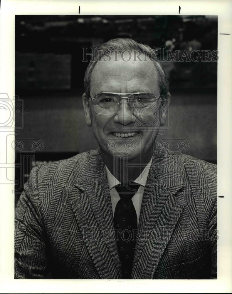 1990 Press Photo Oliver Waddell, Chief Executive at Star Bank Renaissance Square- Historic Images