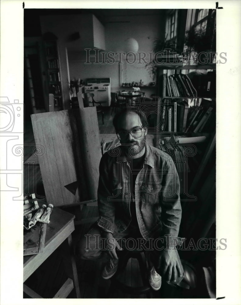 1990 Press Photo Walter Wright in his studio apartment in Hodge School- Historic Images