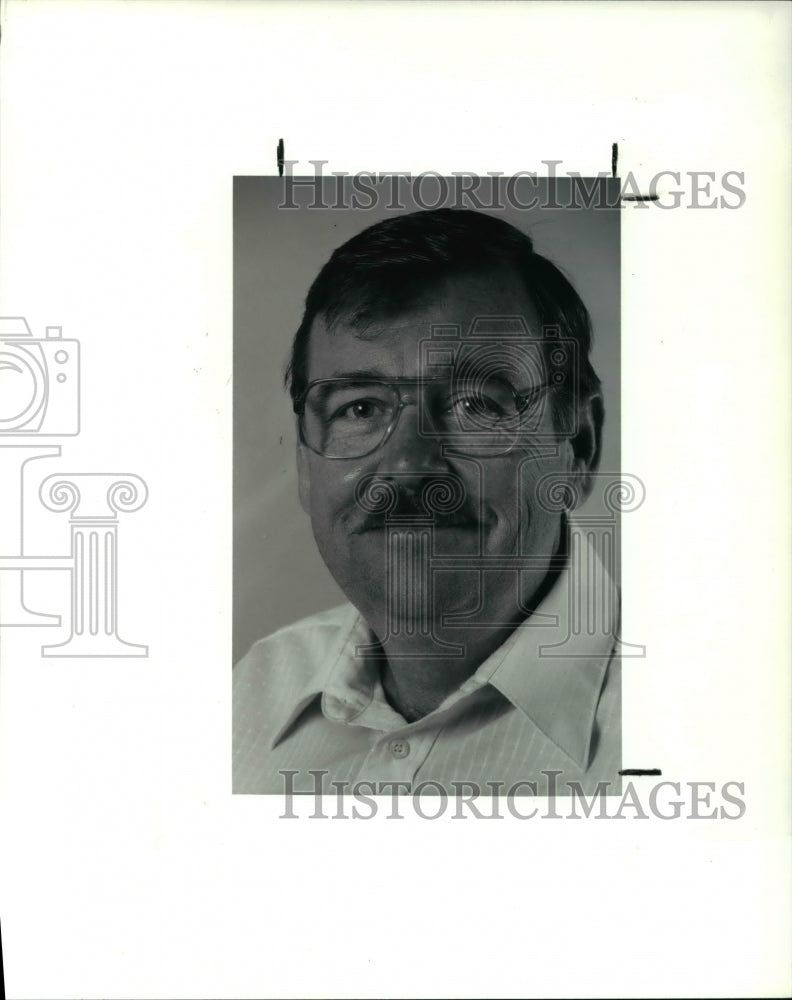 1990 Press Photo Retired police Lt. Bill Young of Mentor- Historic Images