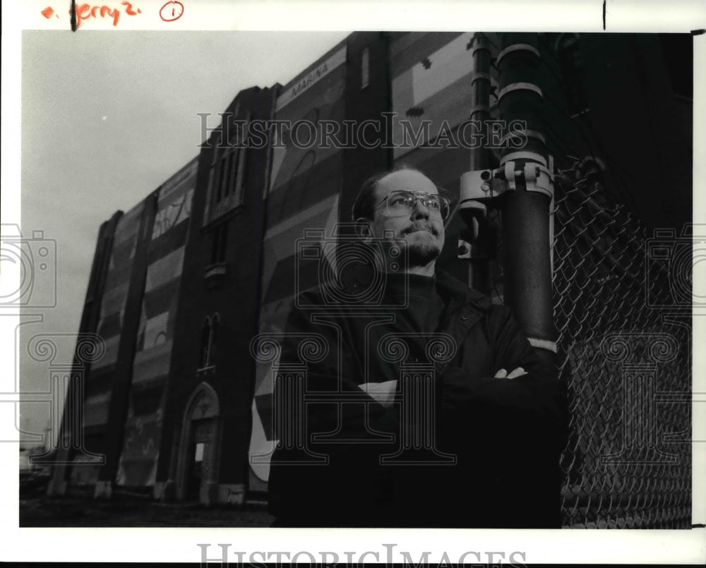 1991 Press Photo Painter Gerry Vandevier in front of the Quay 55 Building- Historic Images