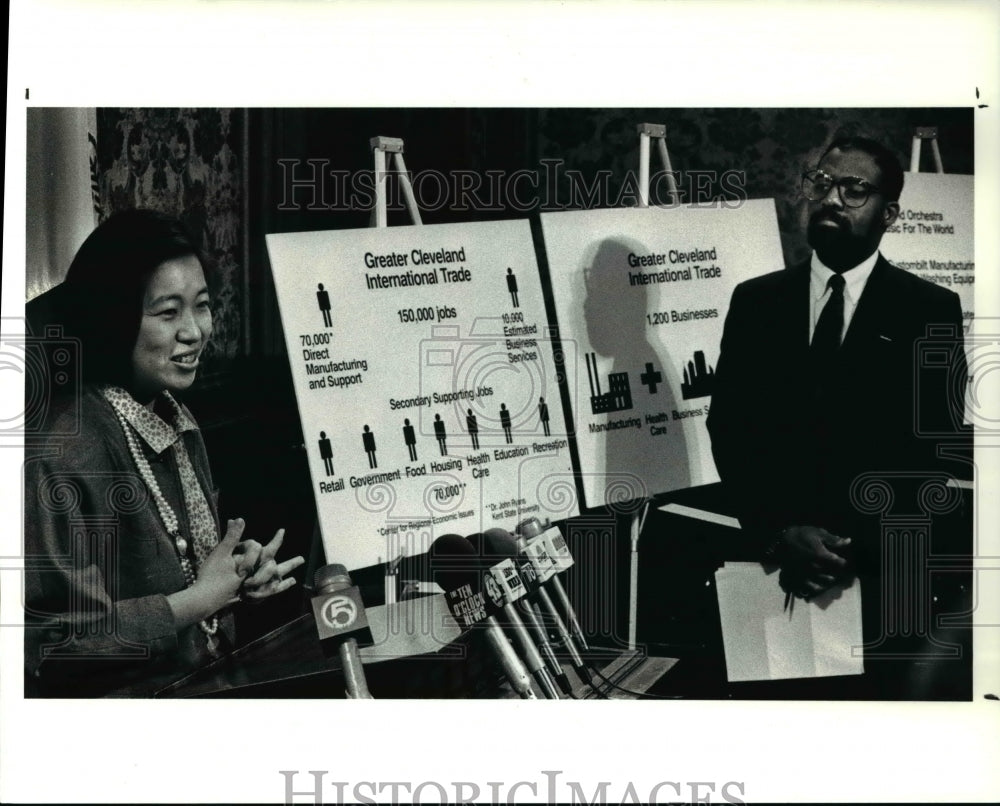 1990 Press Photo Margaret Wong, Margaret Wong &amp; Associates w/ Mayor Mike White - Historic Images