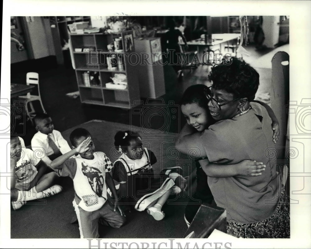 1991 Press Photo Jamien Williams gets a hug from teacher Mary Woody at Karamu - Historic Images