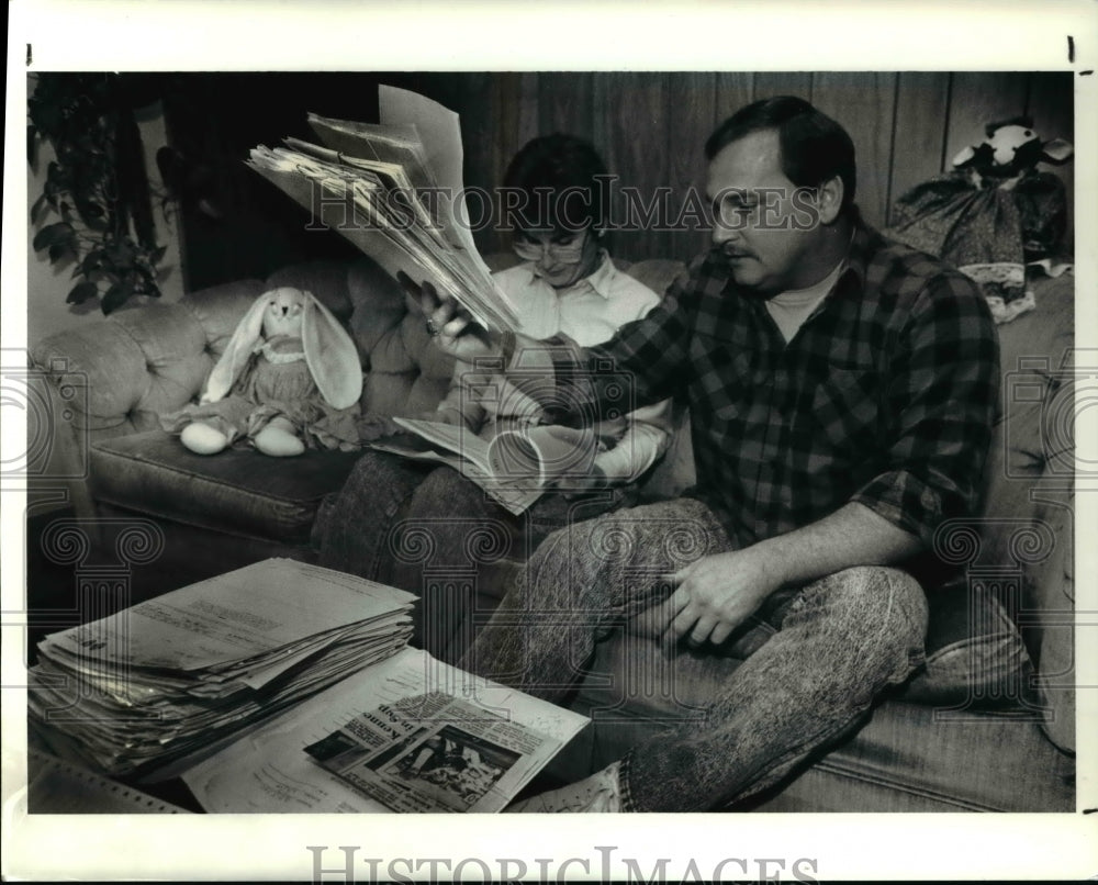 1990 Press Photo Margaret & Paul Trippet with the mounds of bills- Historic Images