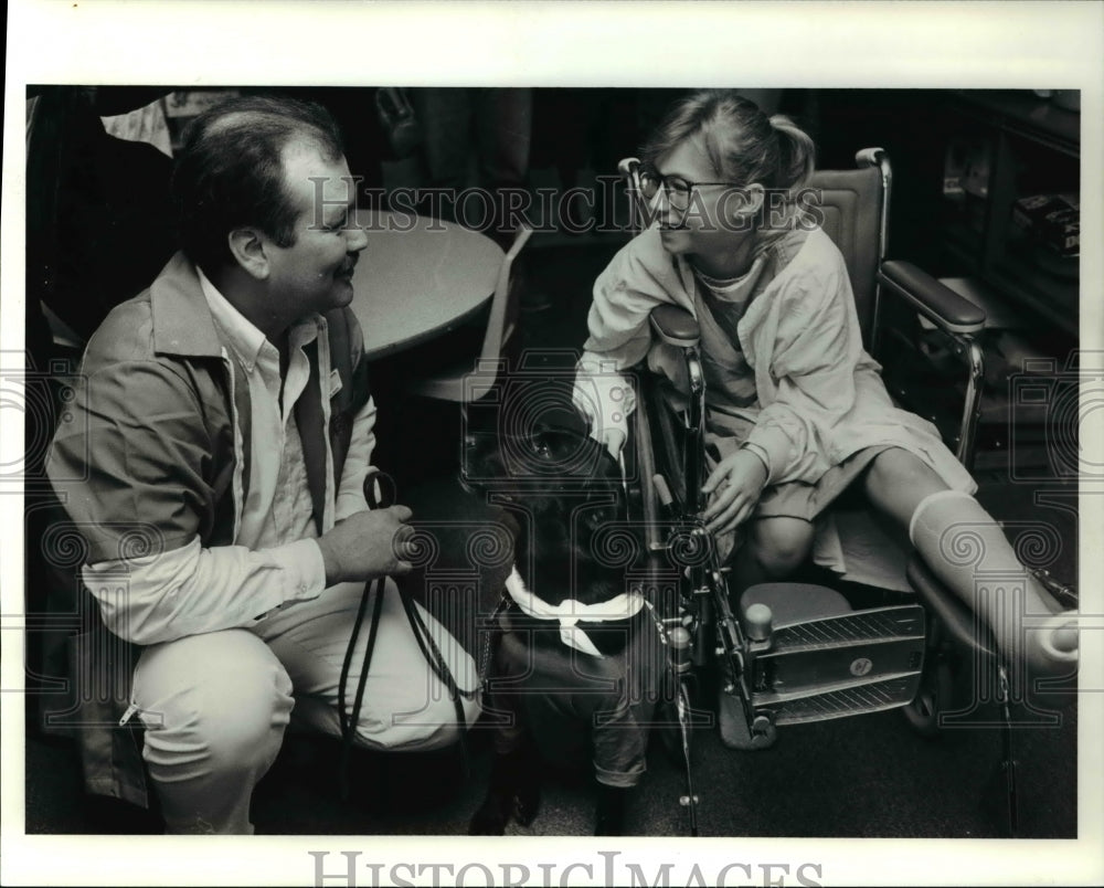 1991 Press Photo Ken McCourt of Volunteer Pet Program w/ Kelly C Arr- Historic Images