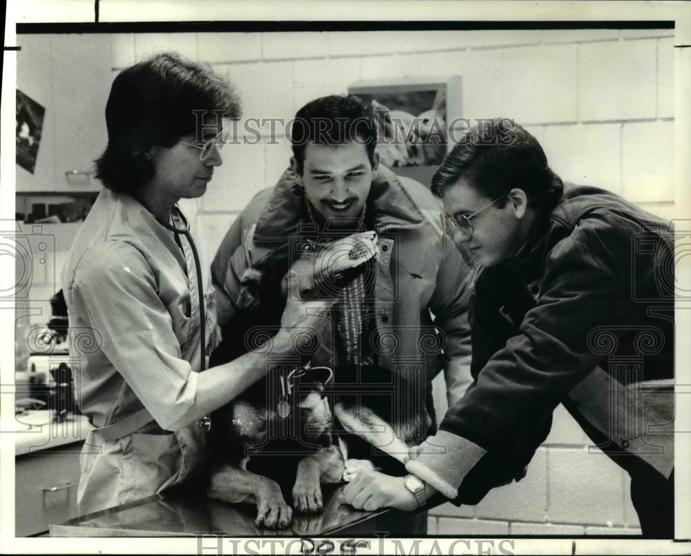 1990 Press Photo Dr Brian Forsgren, Thomas Lewis &amp; Kevin Lewis, dog Sgt Carter- Historic Images