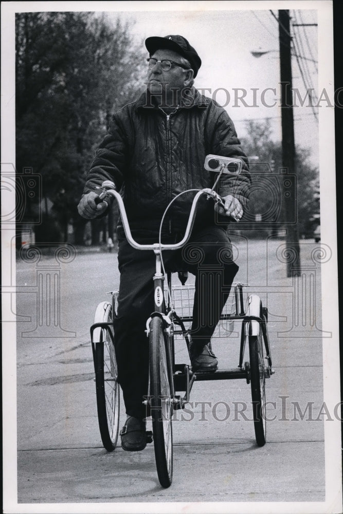 1971 Press Photo Bicyclists Alex Gordish, 66 year old of Empire Ave. Widliffe- Historic Images