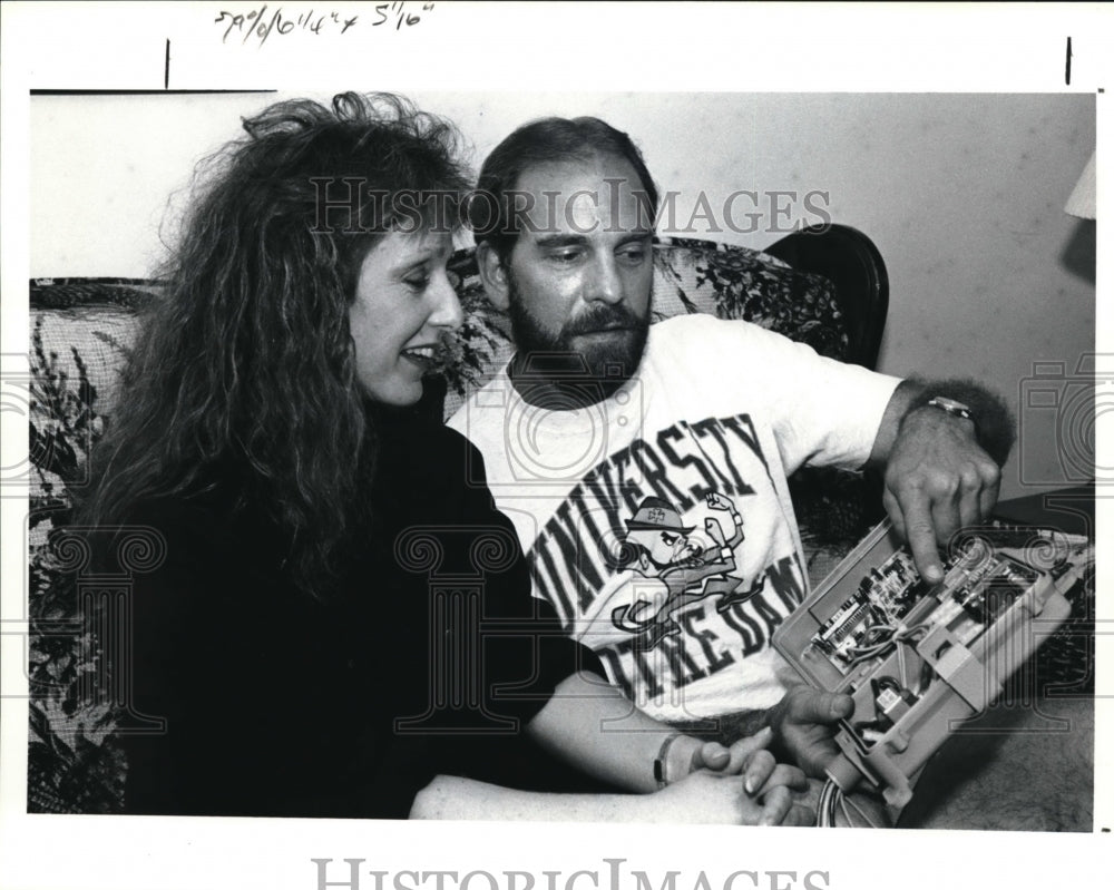 1990 Press Photo Peggy and Robert Winkleman, looking at a remote control panel - Historic Images