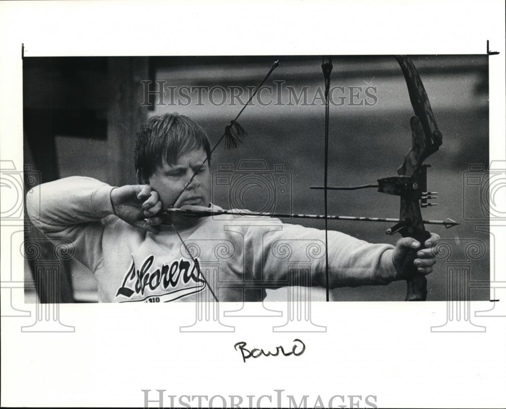 1990 Press Photo Mike Harting at the archery range- Historic Images