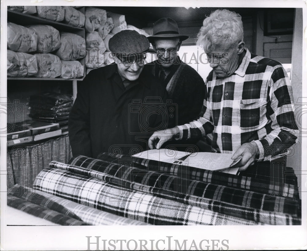 1969 Press Photo Paul and Karl Swimford with R.V. Aling of the Arvy Alling mill- Historic Images