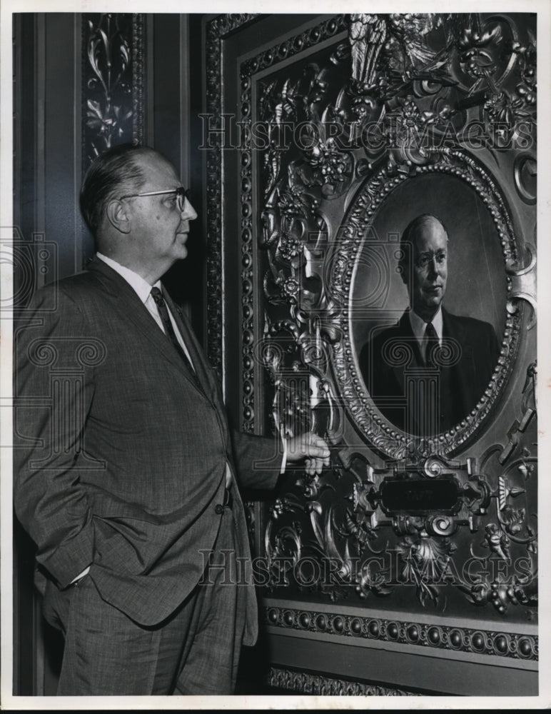 1964 Press Photo Atty. Paul W.Walter of Cleveland examined painting of Sen.Taft- Historic Images