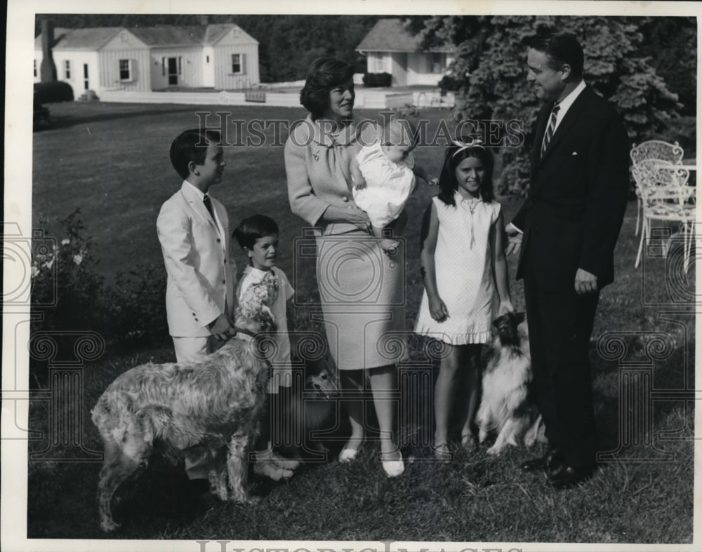 1965 Press Photo Sargent Shiver and his family- Historic Images