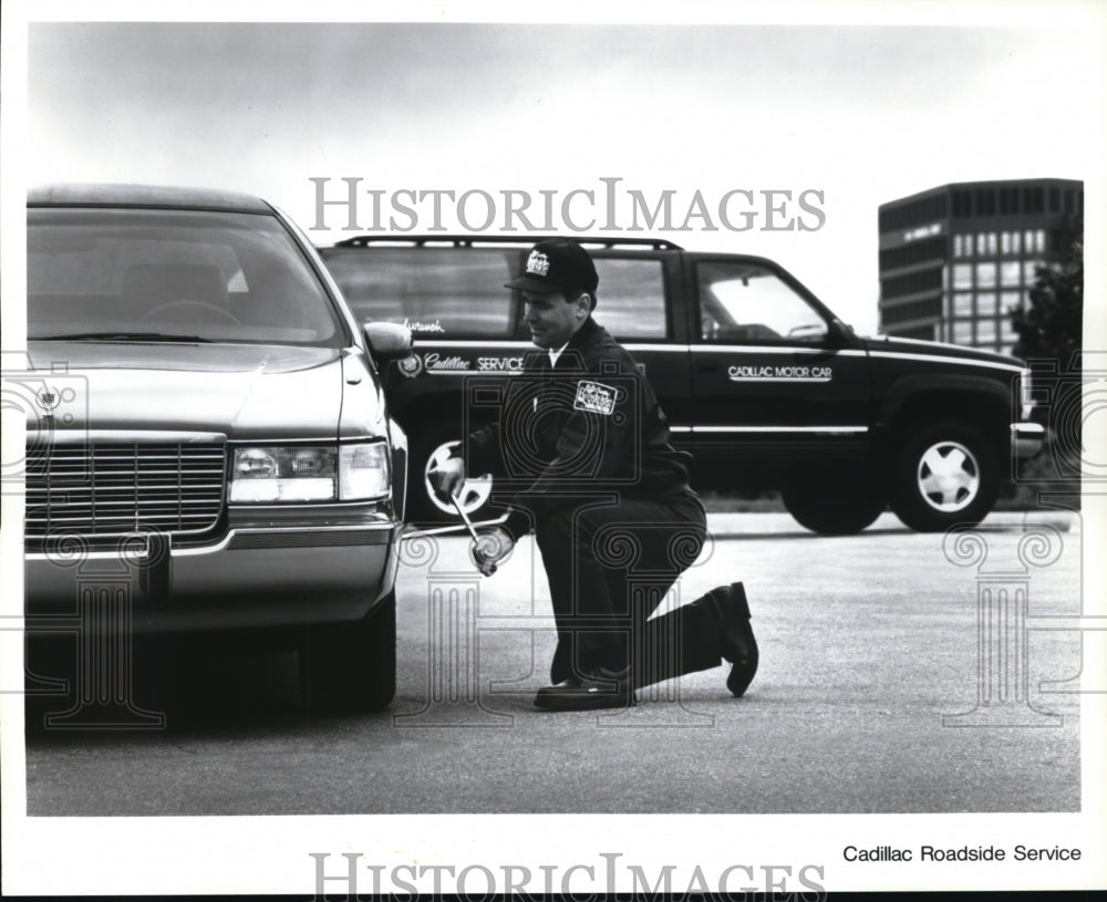 1994 Press Photo Caddilac Roadside Service repairs - Historic Images