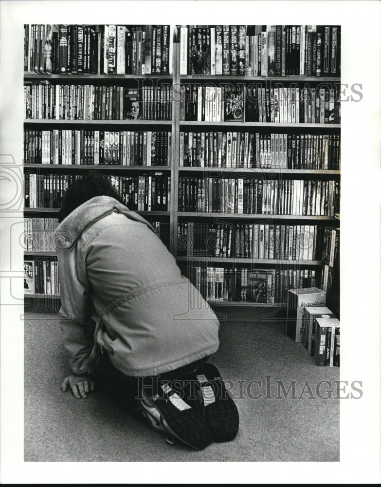 1987 Press Photo The book buyer on a search - cva53474- Historic Images