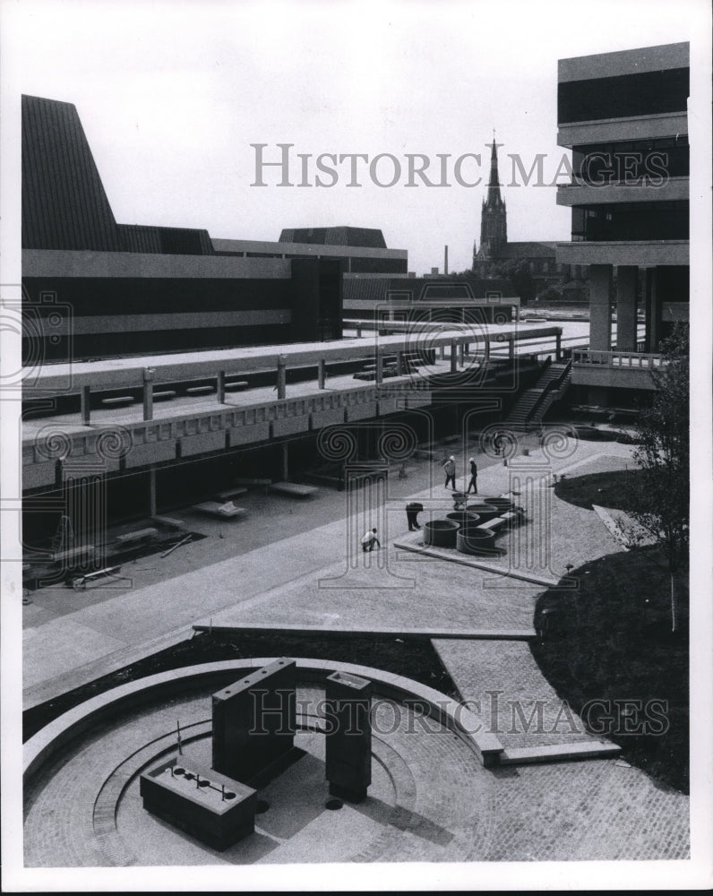 1969 Press Photo Students at Cuyahoga Community College courtyard- Historic Images