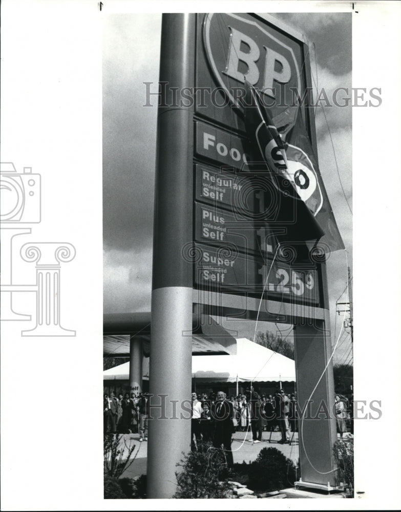 1991 Press Photo Robert Horton pulls a rope that unveils the new BP signage- Historic Images